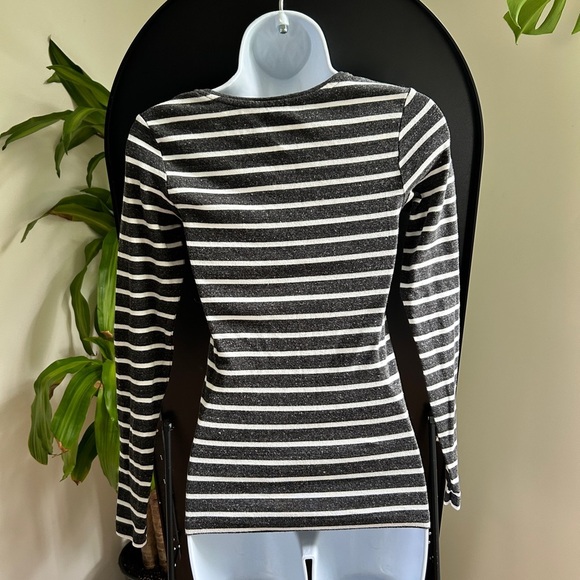 ✨3 for $18✨ Women’s Grey and White Striped Long Sleeve Top - Picture 5 of 6